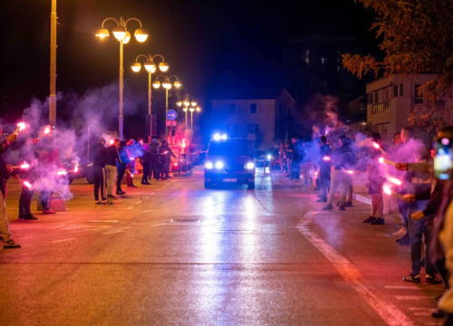 Fotografija 9 - Robert stigao kući nakon uspješnog liječenja: Vodičani ga dočekali bakljadom i gromoglasnim pljeskom