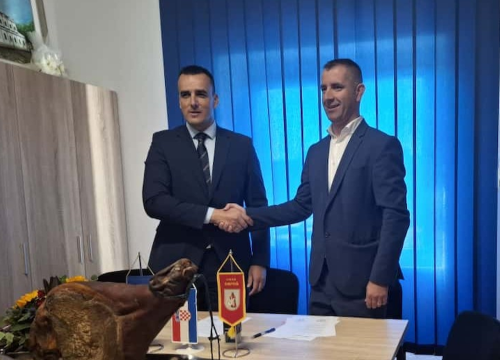 Fotografija 1 - Pakovo selo dobit će 'Kuću drniškog pršuta': Županija i Grad Drniš potpisali ugovor o suradnji