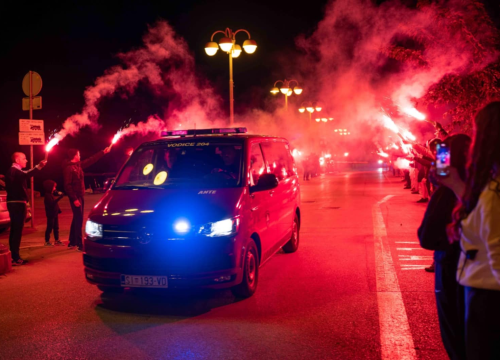 Fotografija 2 - Robert stigao kući nakon uspješnog liječenja: Vodičani ga dočekali bakljadom i gromoglasnim pljeskom
