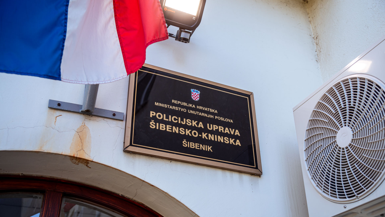 Recidivist u Jadrtovcu opet uhvaćen za volanom bez dozvole, vozilo mu oduzeto do sudske presude