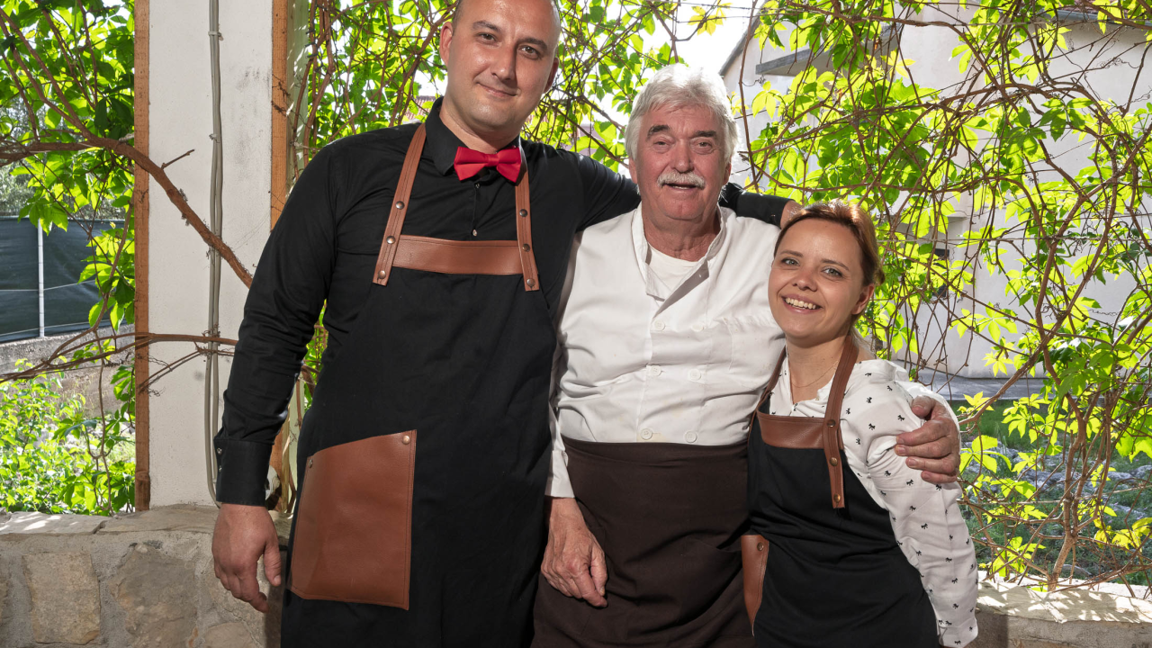 Petkom se u Konobi Oli uživa u dalmatinskoj spizi, pjesmi i odličnoj atmosferi!