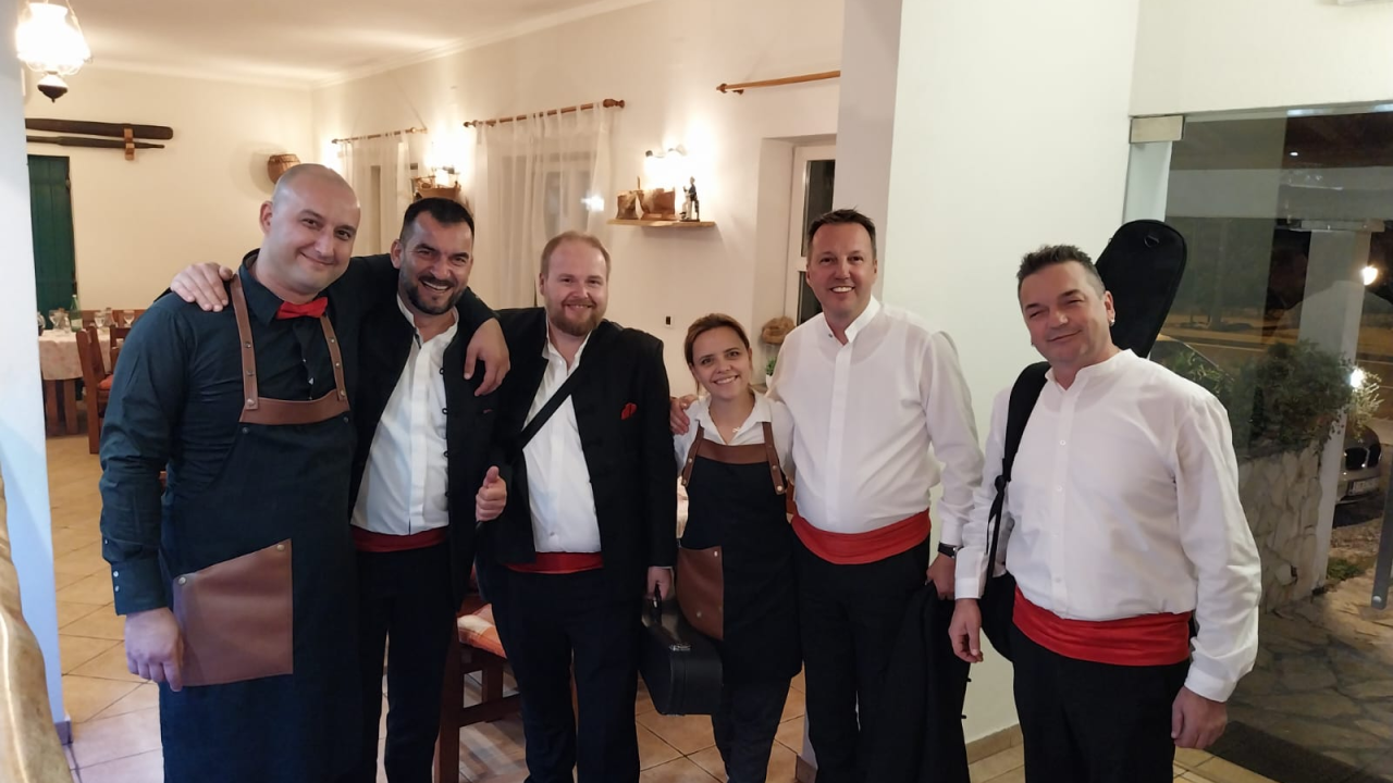 Petkom se u Konobi Oli uživa u dalmatinskoj spizi, pjesmi i odličnoj atmosferi!