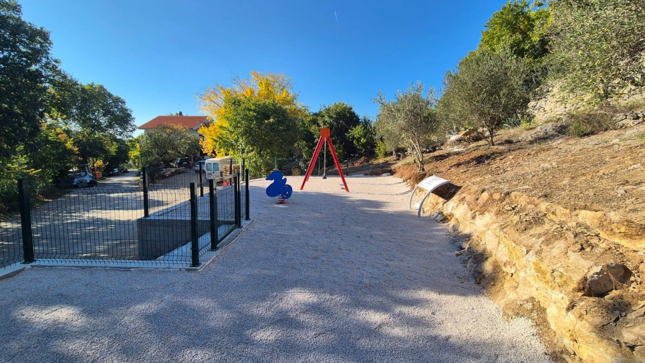 Grad Skradin uredio dječje igralište u Piramatovcima