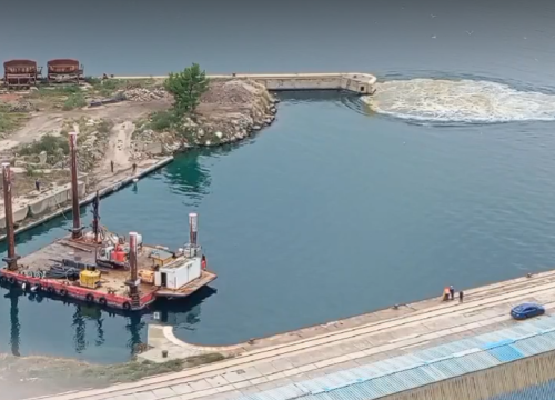 U tijeku radovi u šibenskoj luci: Pogledajte kako izgleda kada 'grune' ispod mora