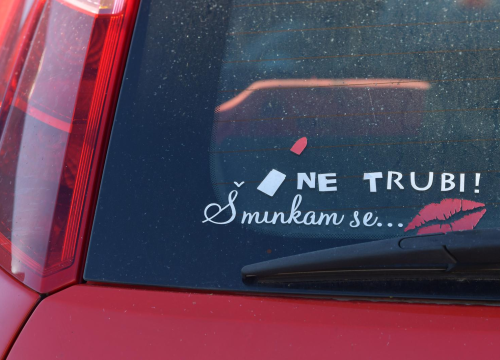 Simpatična naljepnica na automobilu u Šibeniku: 'Ne trubi! šminkam se…'