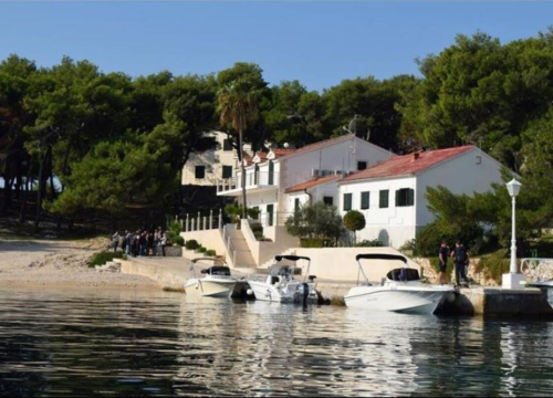 Strateška nekretnina Hrvatske: Opljačkana Smokvica Vela kod Rogoznice čeka spas