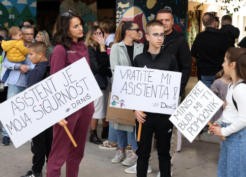 Roditelji djece s teškoćama u razvoju prosvjedovali na šibenskoj rivi: 'Ovim Pravilnikom se krše prava naše djece'