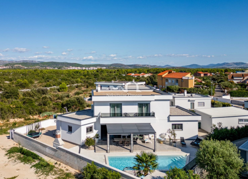 Fotografija 16 - Luksuz uz more: Izdvojili smo najljepše vile s bazenima u okolici Šibenika do 1,6 milijuna eura