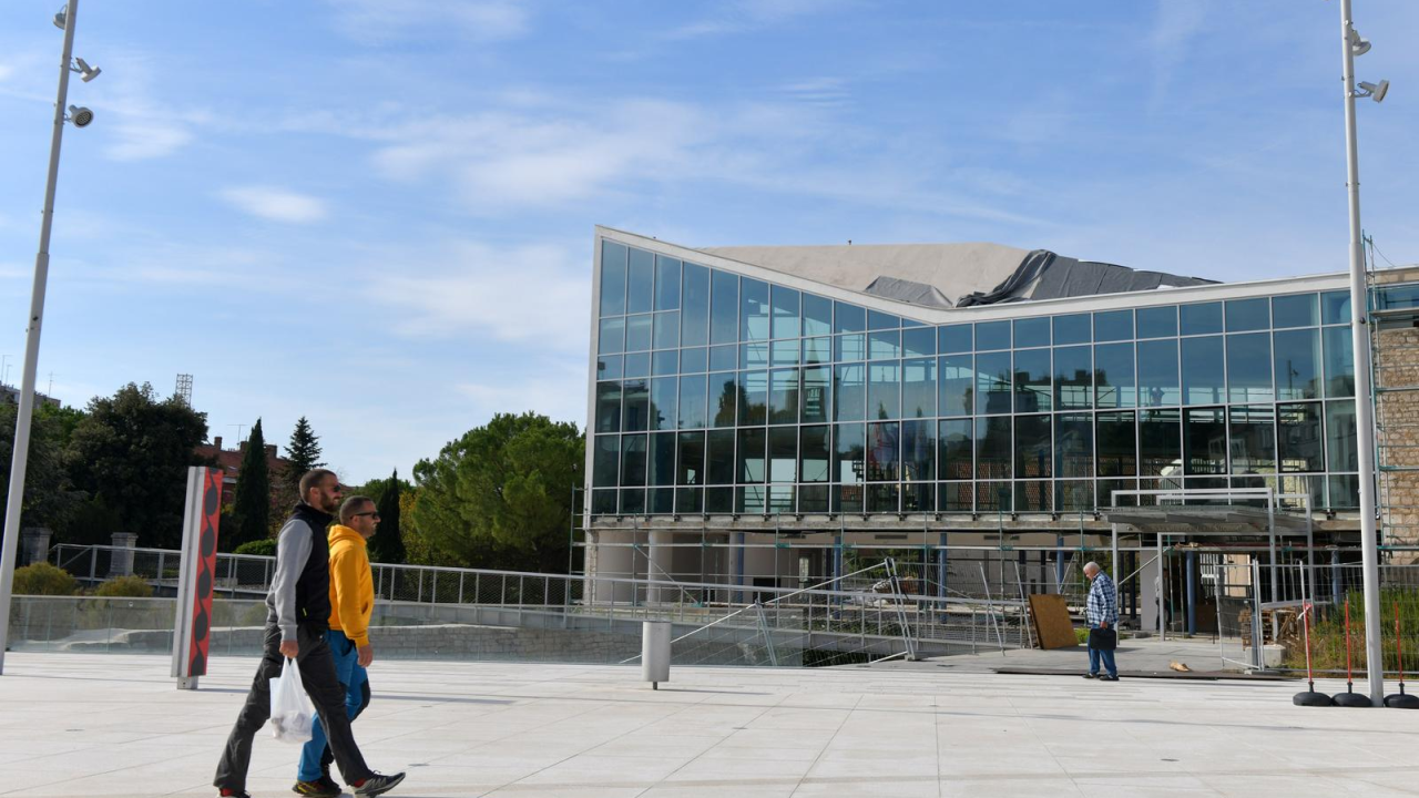 Šibenska stakleno-kamena ljepotica opet u punom sjaju – skinuta skela s Gradske knjižnice