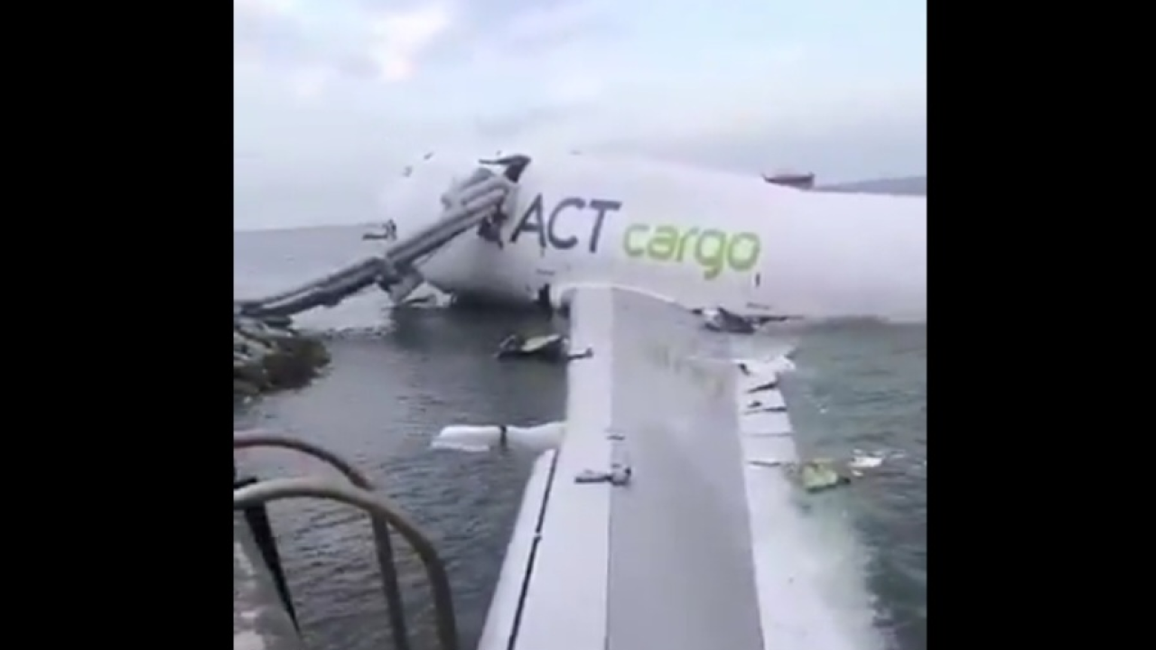 Boeing otklizao s piste u more u Hong Kongu. Dvoje poginulih