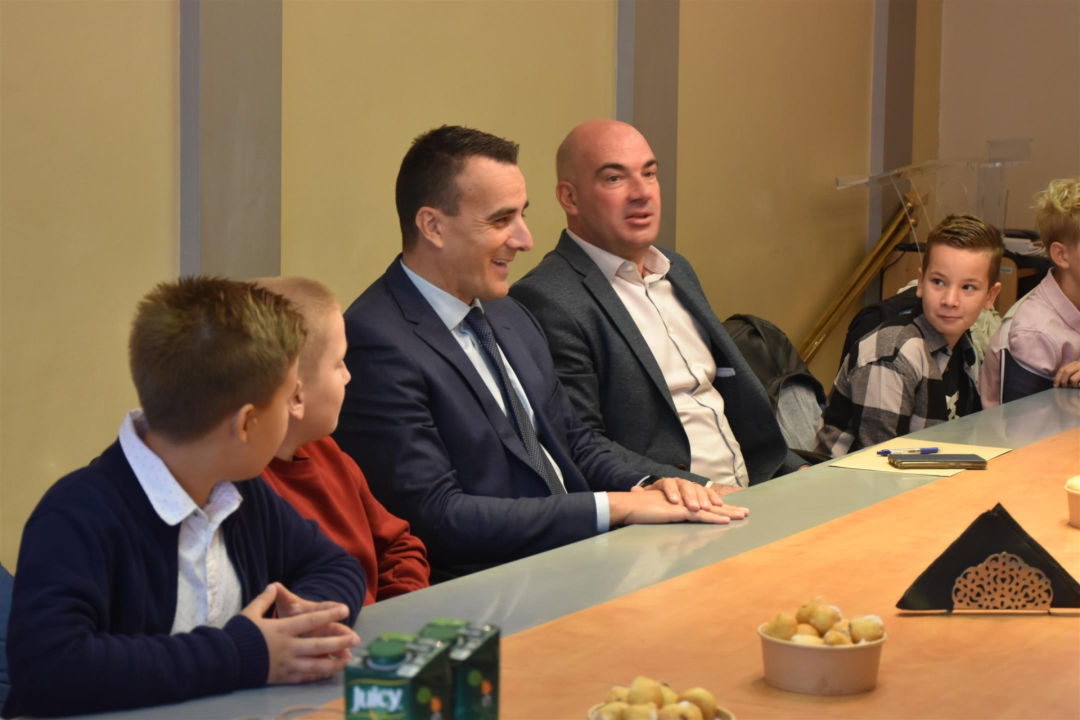 Četvrtaši iz OŠ Jurja Šižgorića kod župana učili o radu javnih institucija