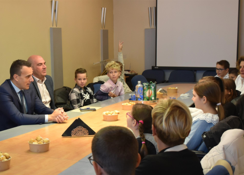 Fotografija 3 - Četvrtaši iz OŠ Jurja Šižgorića kod župana učili o radu javnih institucija