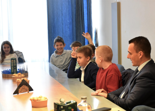 Fotografija 1 - Četvrtaši iz OŠ Jurja Šižgorića kod župana učili o radu javnih institucija