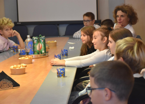 Fotografija 6 - Četvrtaši iz OŠ Jurja Šižgorića kod župana učili o radu javnih institucija