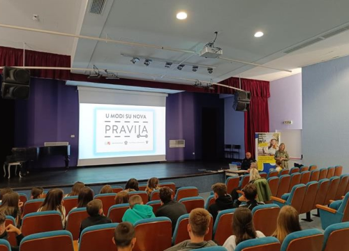 'Dva kotača nisu igračka': U šibenskoj Katoličkoj školi policajci podučavali o sigurnosti i poslali apel roditeljima