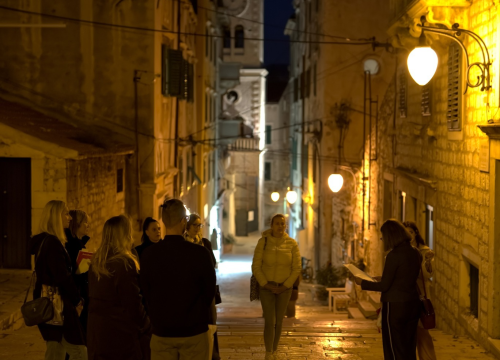 Fotografija 5 - 'Odrasli čitaju naglas': Održana šetnja Šibenikom uz prozu i poeziju