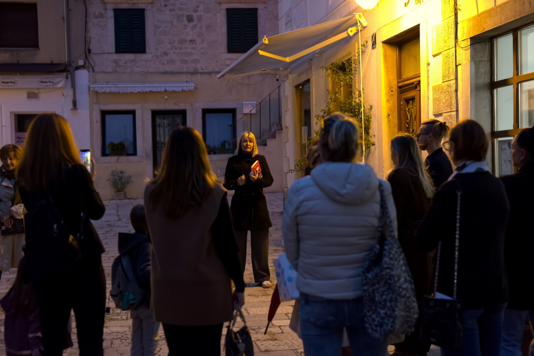 'Odrasli čitaju naglas': Održana šetnja Šibenikom uz prozu i poeziju