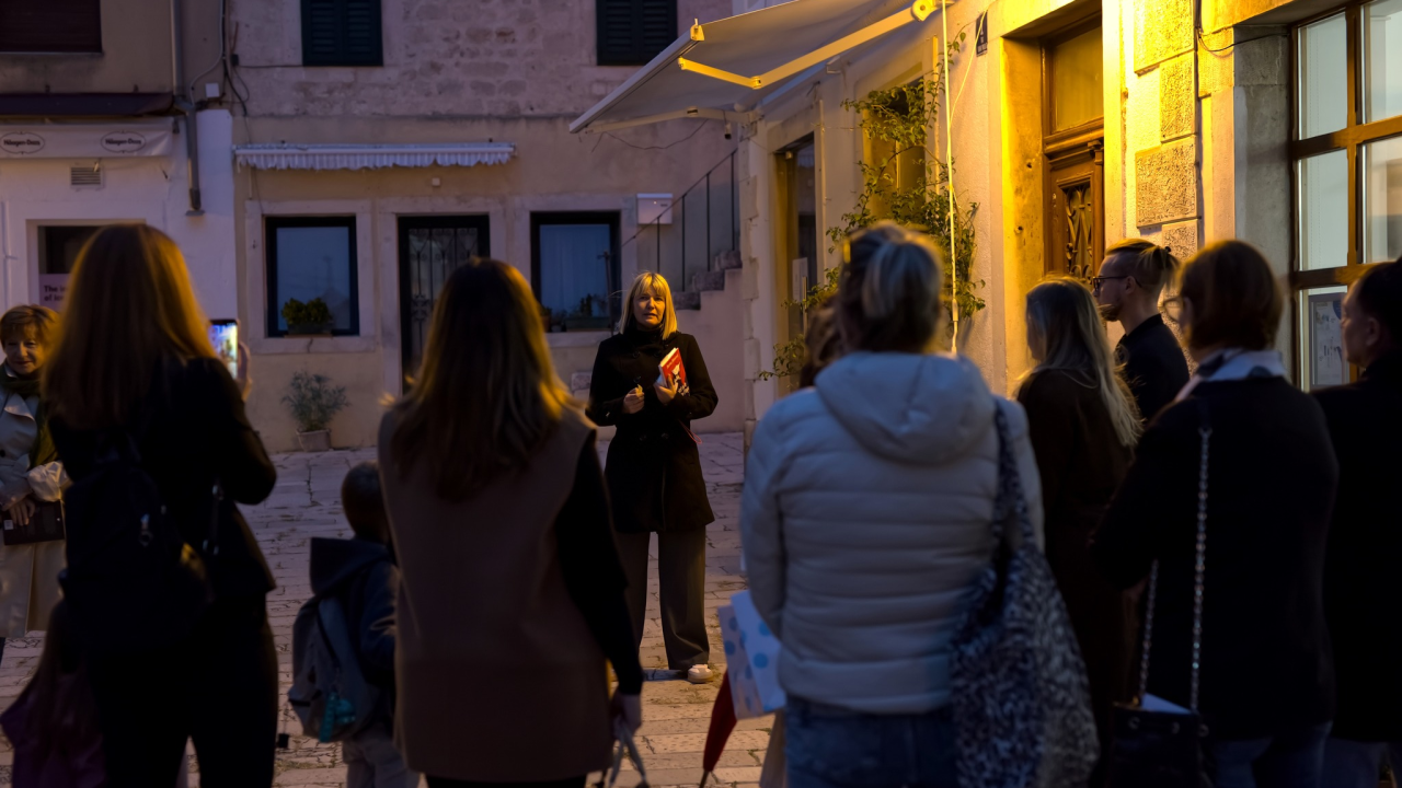 'Odrasli čitaju naglas': Održana noćna šetnja Šibenikom uz prozu i poeziju