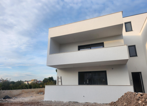 Fotografija 5 - Prodaje se moderan stan s vrtom u Vodicama – novogradnja u mirnoj ulici blizu centra!