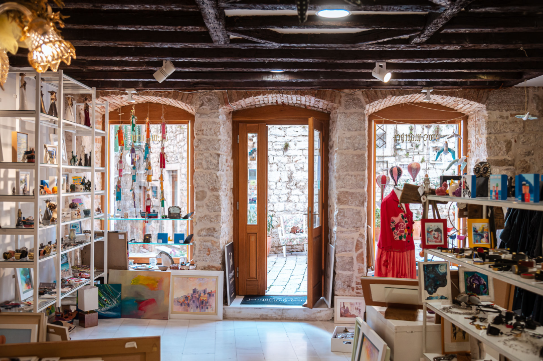 FOTO Modni raj u Šibeniku: Otkrijte ekskluzivne kolekcije hrvatskih dizajnera u Galeriji Juraj Dalmatinac!