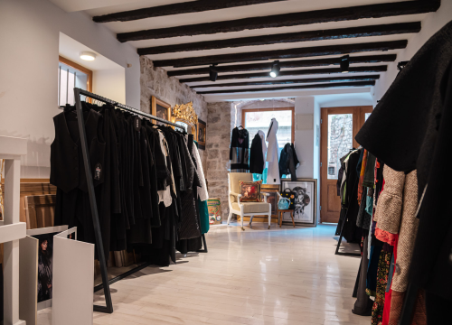 Fotografija 39 - FOTO Modni raj u Šibeniku: Otkrijte ekskluzivne kolekcije hrvatskih dizajnera u Galeriji Juraj Dalmatinac!