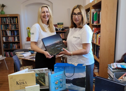 Povodom Mjeseca hrvatske knjige NP Krka donirala svoja izdanja skradinskoj knjižnici