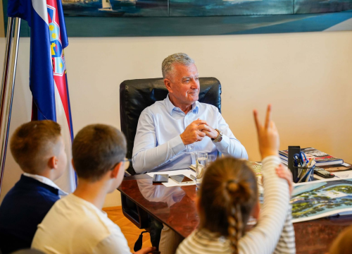 Fotografija 11 - Četvrtaši učiteljice Ivane Guberina posjetili gradonačelnika Burića. Evo što su ga pitali