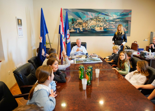 Fotografija 2 - Četvrtaši učiteljice Ivane Guberina posjetili gradonačelnika Burića. Evo što su ga pitali