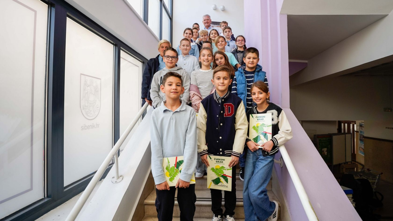 Četvrtaši učiteljice Ivane Guberina posjetili gradonačelnika Burića. Evo što su ga pitali