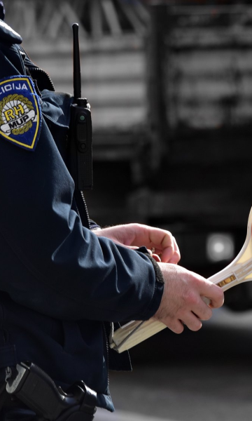 Policija u Drnišu zaustavila vozača (63). Napuhao 1,22 promila i završio u zatvoru