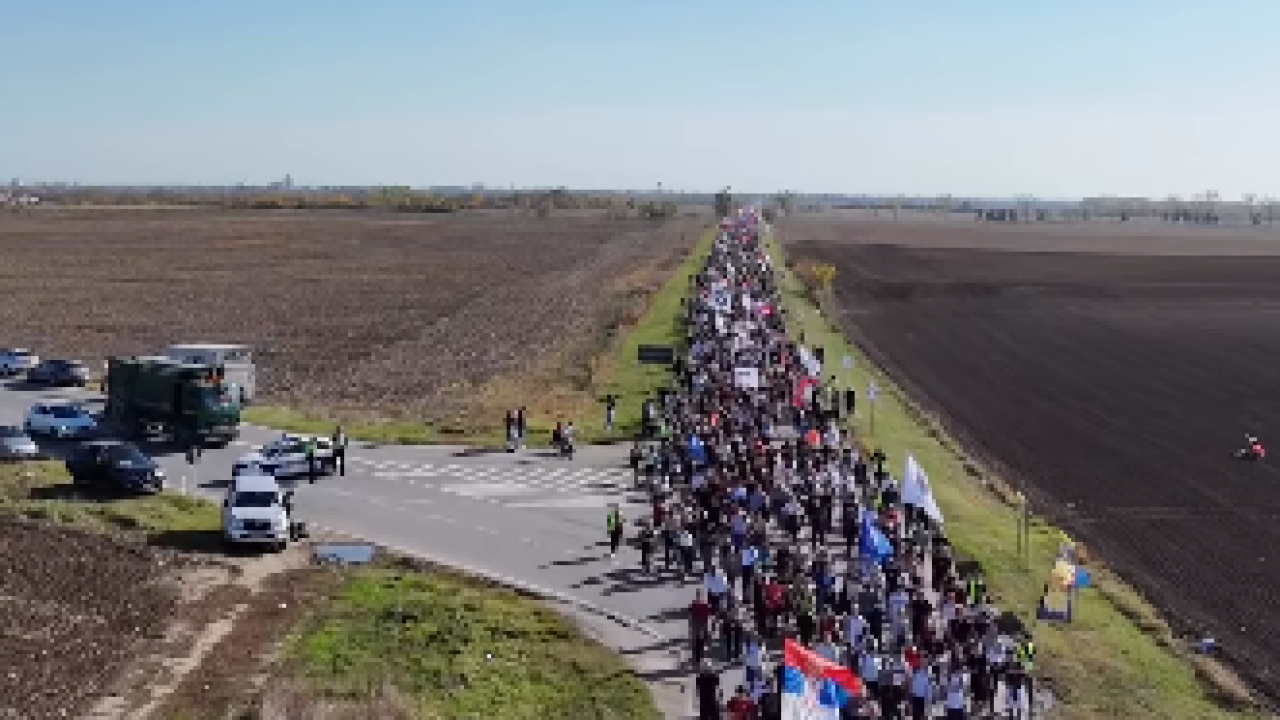 Deseci tisuća ljudi idu prema Novom Sadu: Pogledajte veliku povorku studenata