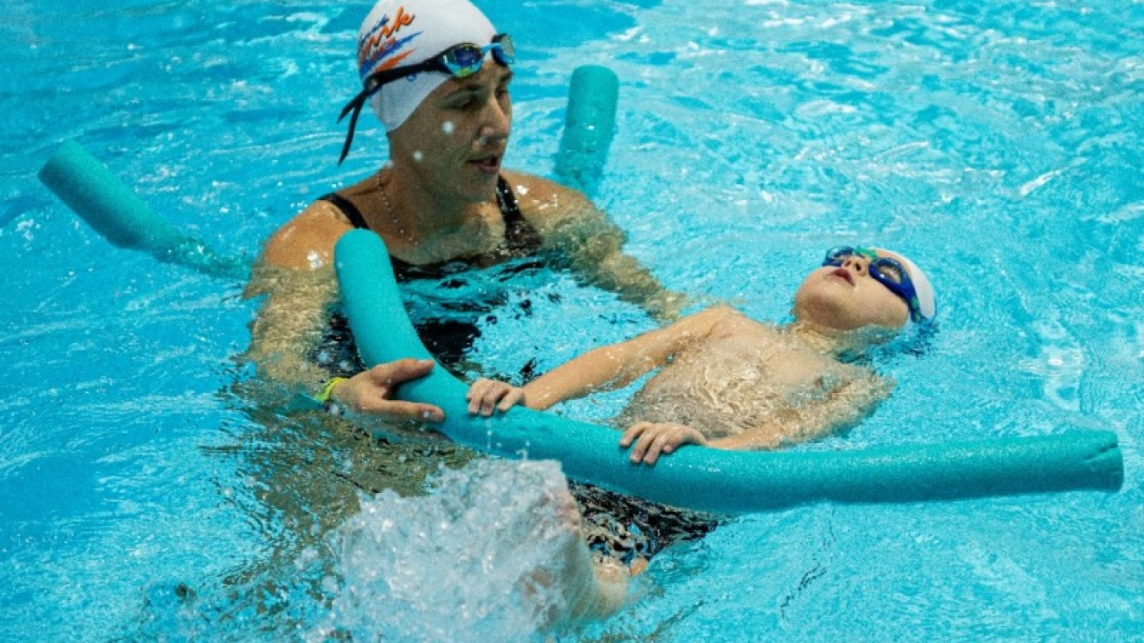 Antonija Vukičević, kandidatkinja za ‘Šibensku grandecu' čini čuda s djecom s teškoćama koju uči plivati