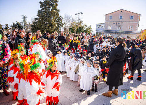 Pauci, miševi, superjunaci, jaja, princeze.. Šarenilo dječje maškarane povorke preplavilo Drniš