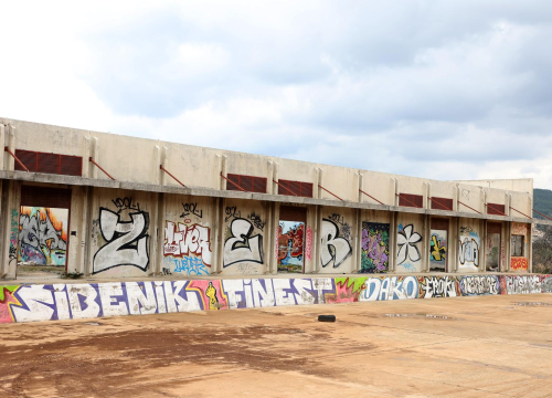 Dok čeka projekte i prenamjenu, Vojarna Bribirskih knezova pravi je mali 'Festival grafita'