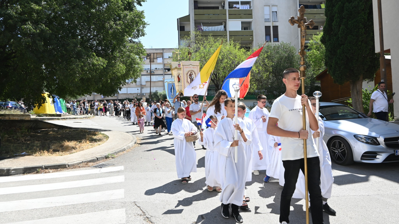 U župi sv. Ante Padovanskog proslavljeno Tijelovo, uslijedila je procesija Šubićevcem