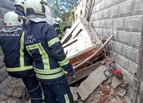 Užas u Slavoniji: Radnike prignječio zid, izvlačili ih vatrogasci